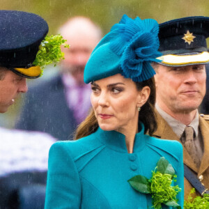 Le prince William, prince de Galles, et Catherine (Kate) Middleton, princesse de Galles, à l'assemblée annuelle des Irish Guards Parade de la St Patrick à Mons Barracks à Aldershot, le 17 mars 2023. Catherine (Kate) Middleton, princesse de Galles, a récemment été nommée colonelle de l'Irish Guards par le roi d'Angleterre. 