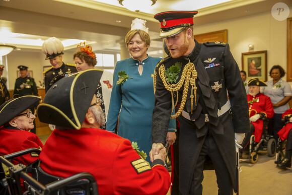 Le prince Harry, duc de Sussex, a rencontré des vétérans lors de sa visite au Chelsea Royal Hospital lors de la parade "The Founder's Day" à Londres. Le 6 juin 2019 