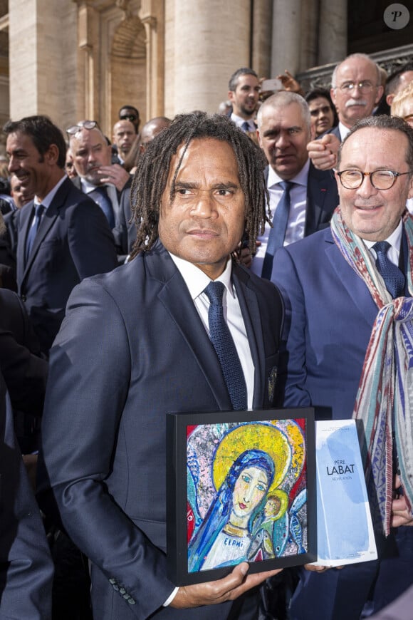 Exclusif - Christian Karembeu - Les membres du Variétés Club de France rencontrent le pape François au Vatican le 22 mars 2023. De passage dans la ville éternelle, le Variétés club de France en a profité pour rencontrer le souverain pontife ce mercredi. L'association, qui réunit plusieurs personnalités du monde du football à des fins caritatives, est en déplacement à Rome jusqu'à jeudi pour y affronter une équipe de prêtres et séminaristes du Vatican. La formation, emmenée Jean-Michel Larqué, ancienne star de l'AS Saint-Étienne dans les années 1970, a été reçue par le pape François dans la matinée après avoir assisté à une messe au sein de la basilique Saint-Pierre. © Pierre Perusseau / Bestimage 