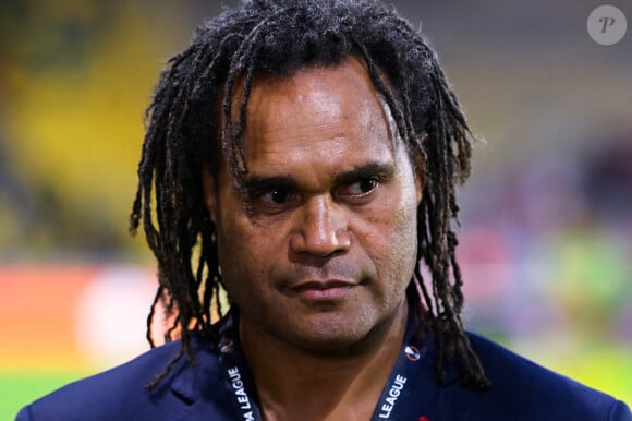 Elle précise également qu'elle aurait apprécié quelques mots de la part du président Emmanuel Macron
Christian Karembeu (directeur sportif de l'Olympiakos) est honoré par son ancien club de Nantes (où il a joué de 1990 à 1995), en la personne d'Antoine Kombouare (entraineur du FC Nantes) lors du match d'Europa Ligue 2022 "Nantes - Olympiakos (2-1)" au stade de la Beaujoire, le 8 septembre 2022. 