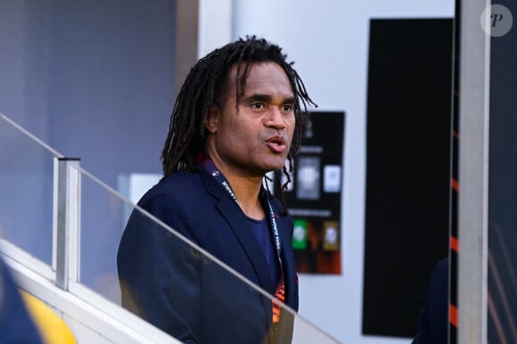 Christian Karembeu (directeur sportif de l'Olympiakos) est honoré par son ancien club de Nantes (où il a joué de 1990 à 1995), en la personne d'Antoine Kombouare (entraineur du FC Nantes) lors du match d'Europa Ligue 2022 "Nantes - Olympiakos (2-1)" au stade de la Beaujoire, le 8 septembre 2022. 