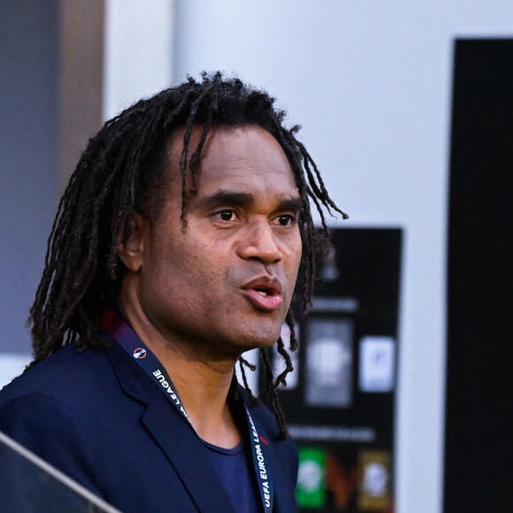Christian Karembeu (directeur sportif de l'Olympiakos) est honoré par son ancien club de Nantes (où il a joué de 1990 à 1995), en la personne d'Antoine Kombouare (entraineur du FC Nantes) lors du match d'Europa Ligue 2022 "Nantes - Olympiakos (2-1)" au stade de la Beaujoire, le 8 septembre 2022. 