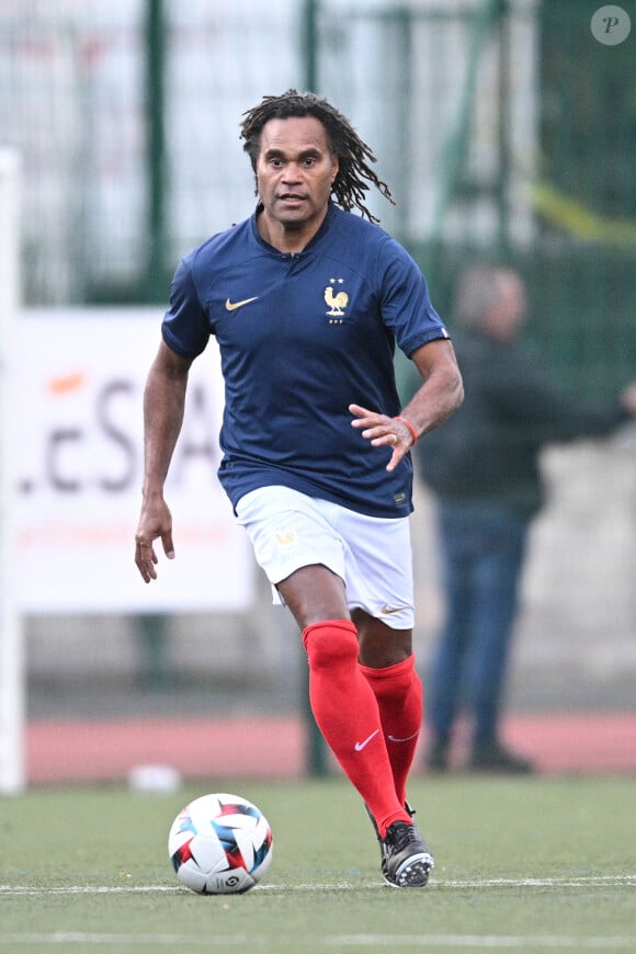 Christian Karembeu - Match de football caritatif entre le Variétés Club de France contre l'équipe de France des Parlementaires au profit de l'association "e-Enfance" au stade Emile Anthoine à Paris le 28 septembre 2022. La rencontre s'est soldée par une défaite 8-2 des parlementaires. Le match a été marqué par la blessure importante de J. Odoul. Le député du Rassemblement national (RN) de l'Yonne souffre d'une rupture du tendon rotulien. Le match a par ailleurs permis de récolter 35.000 euros pour le compte de l'association e-Enfance, qui lutte contre le cyber harcèlement. Si cette rencontre a fait parler d'elle, ce n'est pas tant pour son aspect sportif que son enjeu politique. Pour la première fois, l'équipe parlementaire de football intégrait dans son effectif des députés du Rassemblement national. Une nouveauté qui a conduit les députés insoumis, socialistes et écologistes à boycotter le match. Une façon pour eux de lutter contre une "banalisation" de l'extrême droite et une "prétendue normalisation" des élus du RN.