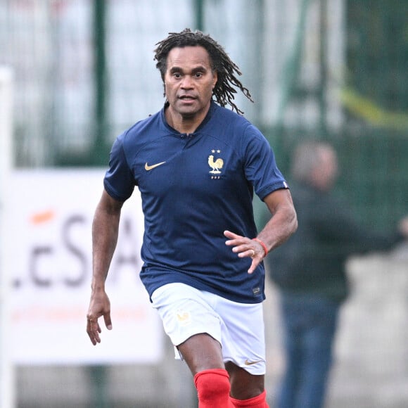 Christian Karembeu - Match de football caritatif entre le Variétés Club de France contre l'équipe de France des Parlementaires au profit de l'association "e-Enfance" au stade Emile Anthoine à Paris le 28 septembre 2022. La rencontre s'est soldée par une défaite 8-2 des parlementaires. Le match a été marqué par la blessure importante de J. Odoul. Le député du Rassemblement national (RN) de l'Yonne souffre d'une rupture du tendon rotulien. Le match a par ailleurs permis de récolter 35.000 euros pour le compte de l'association e-Enfance, qui lutte contre le cyber harcèlement. Si cette rencontre a fait parler d'elle, ce n'est pas tant pour son aspect sportif que son enjeu politique. Pour la première fois, l'équipe parlementaire de football intégrait dans son effectif des députés du Rassemblement national. Une nouveauté qui a conduit les députés insoumis, socialistes et écologistes à boycotter le match. Une façon pour eux de lutter contre une "banalisation" de l'extrême droite et une "prétendue normalisation" des élus du RN.