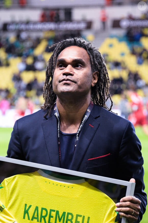 Christian Karembeu (directeur sportif de l'Olympiakos) est honoré par son ancien club de Nantes (où il a joué de 1990 à 1995), en la personne d'Antoine Kombouare (entraineur du FC Nantes) lors du match d'Europa Ligue 2022 "Nantes - Olympiakos (2-1)" au stade de la Beaujoire, le 8 septembre 2022. 