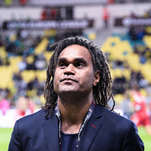 Christian Karembeu (directeur sportif de l'Olympiakos) est honoré par son ancien club de Nantes (où il a joué de 1990 à 1995), en la personne d'Antoine Kombouare (entraineur du FC Nantes) lors du match d'Europa Ligue 2022 "Nantes - Olympiakos (2-1)" au stade de la Beaujoire, le 8 septembre 2022. 