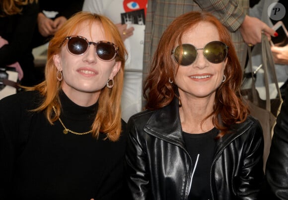 Lolita Chammah et sa mère Isabelle Huppert - People au défilé de mode PAP printemps-été 2020 "Agnes B " à Paris. Le 30 septembre 2019. © Veeren Ramsamy-Christophe Clovis / Bestimage. 