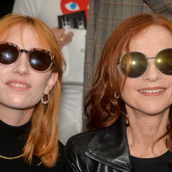 Lolita Chammah et sa mère Isabelle Huppert - People au défilé de mode PAP printemps-été 2020 "Agnes B " à Paris. Le 30 septembre 2019. © Veeren Ramsamy-Christophe Clovis / Bestimage. 