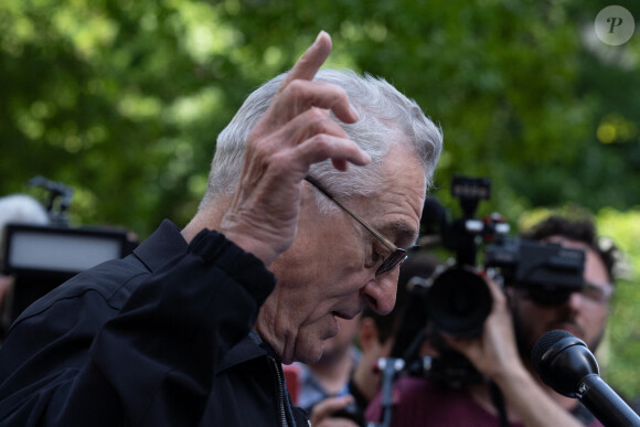 Cette prise de parole était organisée par le parti démocrate de Joe Biden.
Robert De Niro devant le tribunal de New-York. Photo : Derek French/Sopa Images/SPUS/ABACAPRESS.COM