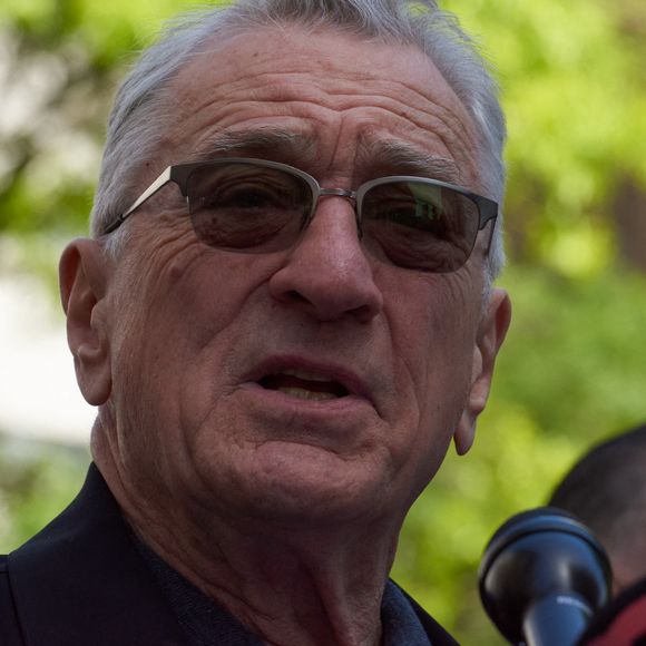 Dans son discours, il a notamment rappelé aux Américains de ne pas commettre la même erreur qu'en 2017.
Robert De Niro devant le tribunal de New-York. Photo : Edna Leshowitz/Zuma Press Wire/ABACAPRESS.COM