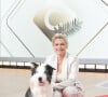 Exclusif - Anne-Elisabeth Lemoine et le chien Messi sur le plateau de l'émisson "C à vous" lors du 77ème Festival International du Film de Cannes le 15 mai 2024.© Jack Tribeca / Bestimage