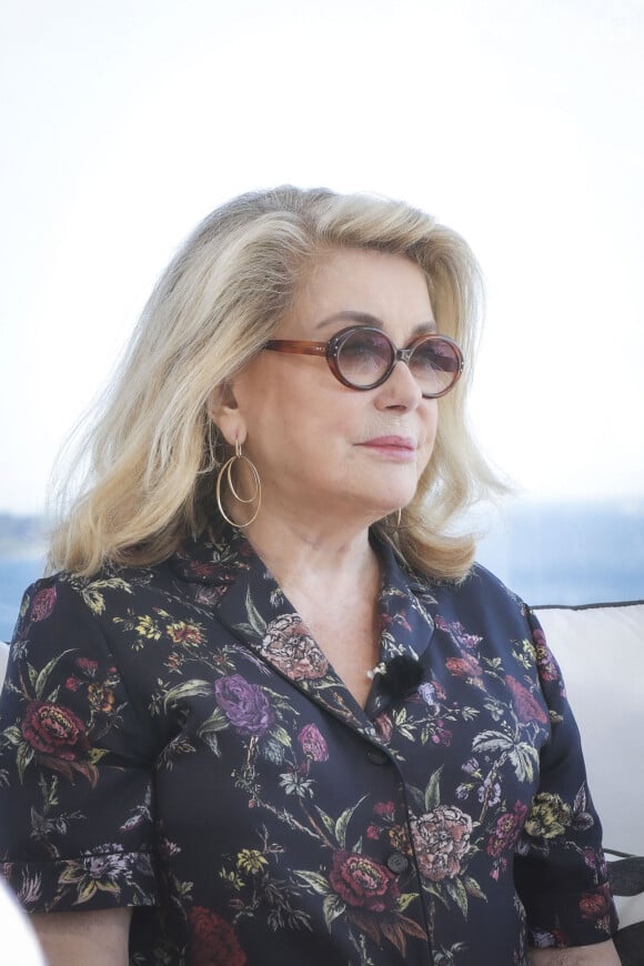 Exclusif - Catherine Deneuve interviewée par Augustin Trapenard pour l'émission "Brut" lors du 77ème Festival International du Film de Cannes. Le 22 mai 2024. © Jack Tribeca / Bestimage No Web No Blog pour Belgique et Suisse