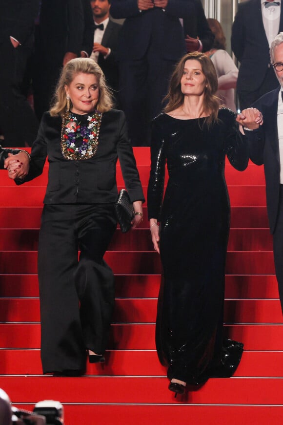 Catherine Deneuve, sa fille Chiara Mastroianni - Descente des marches du film « Marcello Mio » lors du 77ème Festival International du Film de Cannes, au Palais des Festivals à Cannes. Le 21 mai 2024 © Christophe Clovis / Bestimage