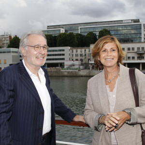 Et qu'ils sont très complices.
Bernard Le Coq et sa femme Martine - Soirée de "La Charcuterie artisanale sur la Seine" sur le bateau Les Flots à Paris le 11 juin 2012.