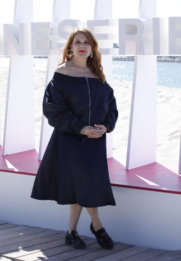 Ariane Seguillon (Demain nous appartient) lors du photocall de 'CanneSeries ' Saison 6 au Palais des Festivals de Cannes le 15 Avril 2023. © Denis Guignebourg/Bestimage  Demain Nous Appartient Photocall during the 6th Canneseries International Festival : Day Two