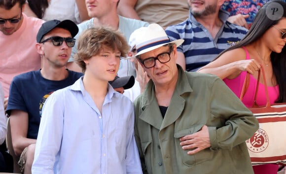 Marc Lavoine et son fils Roman dans les tribunes des Internationaux de France de tennis de Roland Garros 2023 le 6 juin 2023. © Jacovides-Moreau/Bestimage