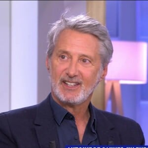 Antoine de Caunes a débuté à la télévision grâce à Philippe Gildas, et a gardé de précieux liens avec Maryse, sa veuve.