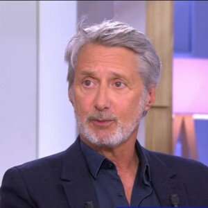 Antoine de Caunes était invité de "C l'hebdo" pour assurer la promotion du magazine "Vieux" qu'il vient de créer et éditer.