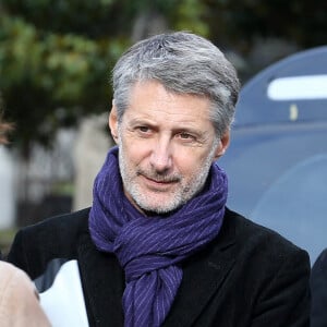 Antoine de Caunes et Philippe Gildas assistent aux funérailles du présentateur Gilles Verlant au cimetière du Père Lachaise à Paris, le 4 octobre 2013. ABACAPRESS.COM