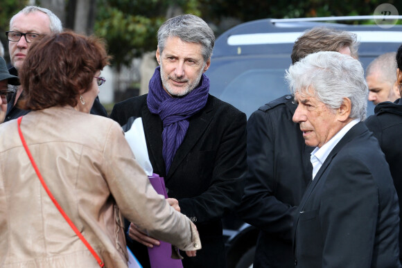 Antoine de Caunes et Philippe Gildas assistent aux funérailles du présentateur Gilles Verlant au cimetière du Père Lachaise à Paris, le 4 octobre 2013. ABACAPRESS.COM