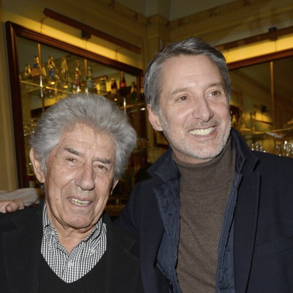 Philippe Gildas et Antoine de Caunes - People a la generale du nouveau spectacle de Francois-Xavier Demaison "Demaison s'évade" au Theatre Edouard VII à Paris, le 10 decembre 2013.