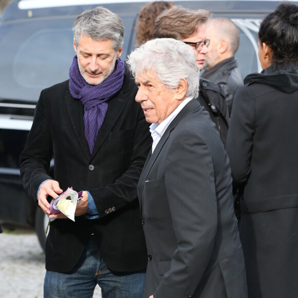 Antoine de Caunes et Philippe Gildas - Arrivées aux obseques de Gilles Verlant au cimetière du Père-Lachaise à Paris, le 4 octobre 2013