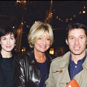 Philippe et Maryse Gildas, Elsa Zylberstein et Antoine de Caunes au spectacle de Valérie Lemercier aux Folies Bergères en 2000.
