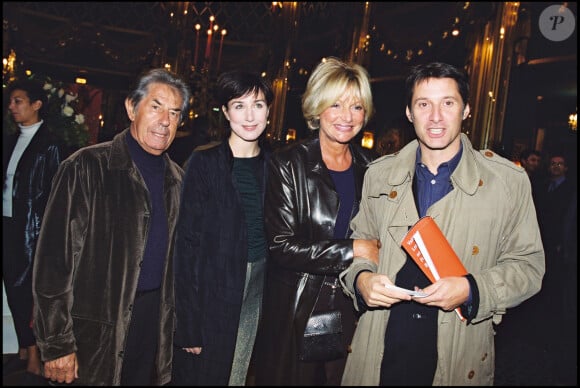 Philippe et Maryse Gildas, Elsa Zylberstein et Antoine de Caunes au spectacle de Valérie Lemercier aux Folies Bergères en 2000.