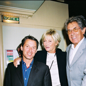 Antoine de Caunes, Maryse et Philippe Gildas à la générale de la pièce "Petits crimes conjugaux" au théâtre Edouard VII "Plan Serré".