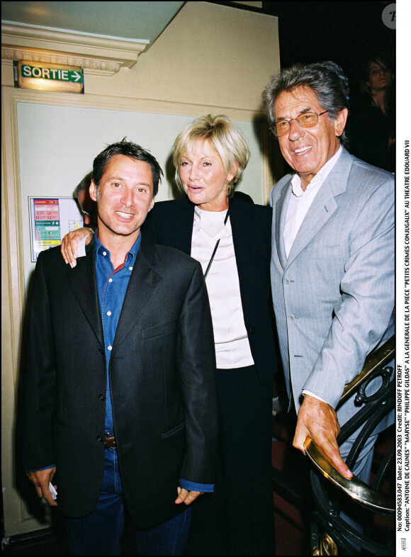 Antoine de Caunes, Maryse et Philippe Gildas à la générale de la pièce "Petits crimes conjugaux" au théâtre Edouard VII "Plan Serré".