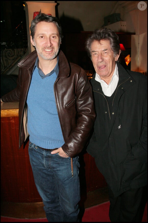 Antoine de Caunes et Philippe Gildas - Soirée de générale au théâtre de la Madeleine à Paris pour la pièce "Le temps des cerises".