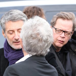 Antoine de Caunes et Philippe Gildas - Arrivées aux obsèques de Gilles Verlant au cimetière du Pere-Lachaise à Paris. Le 4 octobre 2013