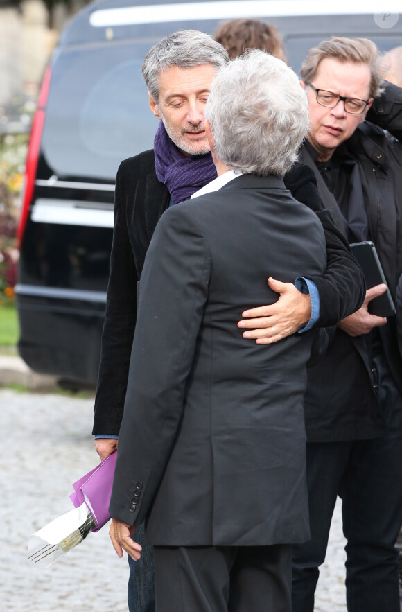 Antoine de Caunes et Philippe Gildas - Arrivées aux obsèques de Gilles Verlant au cimetière du Pere-Lachaise à Paris. Le 4 octobre 2013