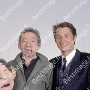 Serge Gainsbourg avec Philippe Gildas et Antoine de Caunes - Plateau de l'émission "Nulle part ailleurs" sur Canal+ à Paris en 1979.