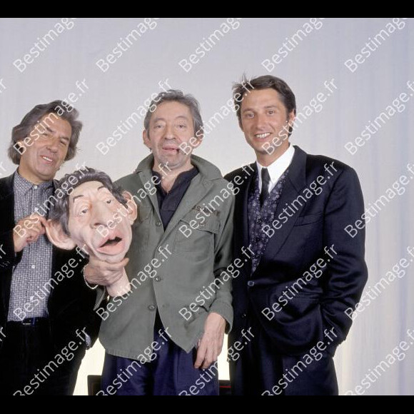 Serge Gainsbourg avec Philippe Gildas et Antoine de Caunes - Plateau de l'émission "Nulle part ailleurs" sur Canal+ à Paris en 1979.