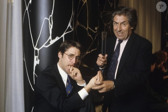 En France, à Paris, Philippe Gildas et Antoine de Caunes sur le plateau de "Nulle Part Ailleurs" en mars 1989.