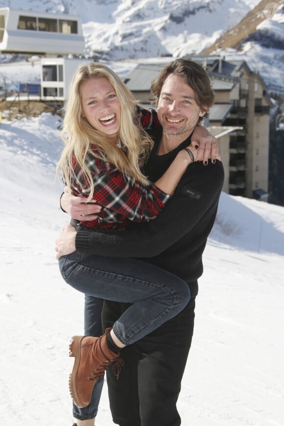 Aurore Delplace et Hubert Benhamdine au photocall pour le feuilleton télévisé "Un si grand soleil" au 22ème Festival des Créations Télévisuelles à Luchon, le 8 février 2020. Christophe Aubert/Bestimage