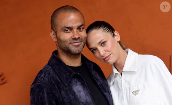 Tony Parker à Roland-Garros avec sa nouvelle compagne

Tony Parker et sa compagne Agathe Teyssier au village lors des Internationaux de France de tennis de Roland Garros à Paris. © Dominique Jacovides / Cyril Moreau / Bestimage