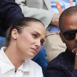 Tony Parker et sa compagne Agathe Teyssier regardent le même match que A.Lim, l'ex de Tony Parker lors des Internationaux de France de tennis de Roland Garros le 2 juin 2024 © Moreau / Jacovides / Bestimage