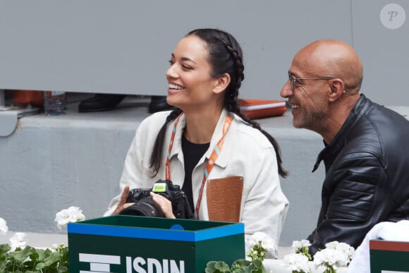 T.Parker et sa compagne A.Teyssier regardent le même match que Alizé Lim, l'ex de Tony Parker lors des Internationaux de France de tennis de Roland Garros le 2 juin 2024 © Moreau / Jacovides / Bestimage