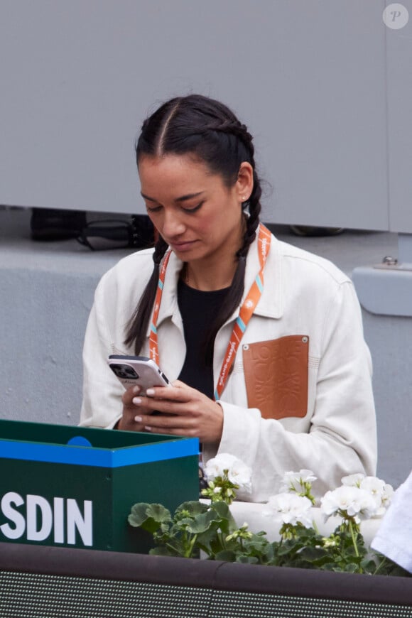 T.Parker et sa compagne A.Teyssier regardent le même match que Alizé Lim, l'ex de Tony Parker lors des Internationaux de France de tennis de Roland Garros le 2 juin 2024 © Moreau / Jacovides / Bestimage