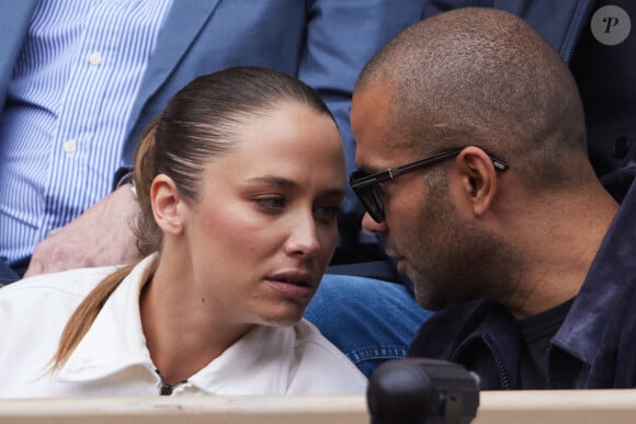 Tony Parker et sa compagne Agathe Teyssier regardent le même match que A.Lim, l'ex de Tony Parker lors des Internationaux de France de tennis de Roland Garros le 2 juin 2024 © Moreau / Jacovides / Bestimage