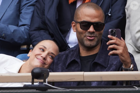 Tony Parker et sa compagne Agathe Teyssier regardent le même match que A.Lim, l'ex de Tony Parker lors des Internationaux de France de tennis de Roland Garros le 2 juin 2024 © Moreau / Jacovides / Bestimage