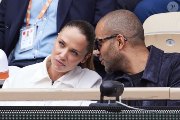 Tony Parker et sa compagne Agathe Teyssier regardent le même match que A.Lim, l'ex de Tony Parker lors des Internationaux de France de tennis de Roland Garros le 2 juin 2024 © Moreau / Jacovides / Bestimage