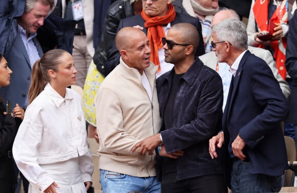 Tony Parker et sa compagne Agathe Teyssier, Cut Killer, Gilles Moretton dans les tribunes au même moment dans les tribunes des Internationaux de France de tennis de Roland Garros 2024 à Paris, France, le 2 juin 2024. © Jacovides-Moreau/Bestimage