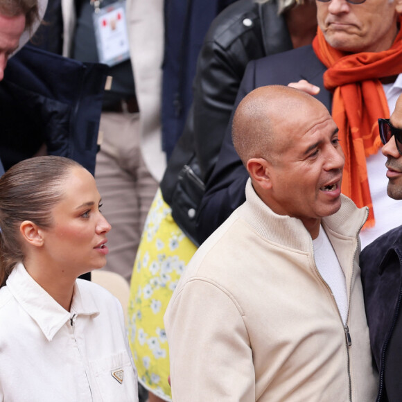 Tony Parker et sa compagne Agathe Teyssier, Cut Killer, Gilles Moretton dans les tribunes au même moment dans les tribunes des Internationaux de France de tennis de Roland Garros 2024 à Paris, France, le 2 juin 2024. © Jacovides-Moreau/Bestimage