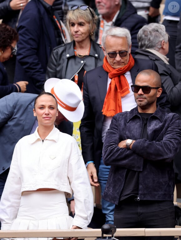 Tony Parker et sa compagne Agathe Teyssier dans les tribunes au même moment dans les tribunes des Internationaux de France de tennis de Roland Garros 2024 à Paris, France, le 2 juin 2024. © Jacovides-Moreau/Bestimage