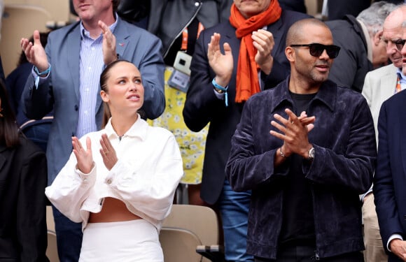 Tony Parker et sa compagne Agathe Teyssier dans les tribunes au même moment dans les tribunes des Internationaux de France de tennis de Roland Garros 2024 à Paris, France, le 2 juin 2024. © Jacovides-Moreau/Bestimage