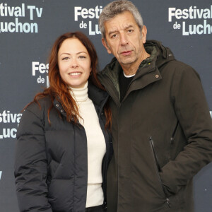 Série dans laquelle elle donne la réplique à Michel Cymes.
Dounia Coesens, Michel Cymes pour La doc et le véto - Photocall lors de la 24ème édition du Festival des Créations TV de Luchon. Le 10 février 2022 © Christophe Aubert via Bestimage 