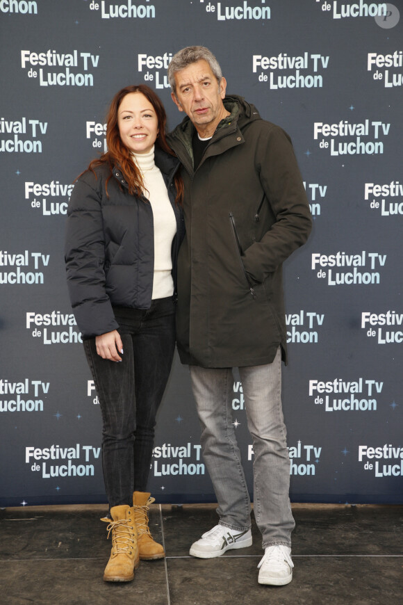 Série dans laquelle elle donne la réplique à Michel Cymes.
Dounia Coesens, Michel Cymes pour La doc et le véto - Photocall lors de la 24ème édition du Festival des Créations TV de Luchon. Le 10 février 2022 © Christophe Aubert via Bestimage 